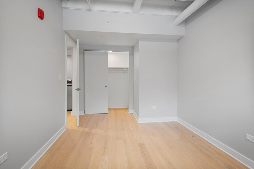 Building Photo - 4637 N Ashland Ave