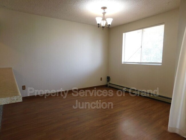 Building Photo - 805 E Cedar Ct