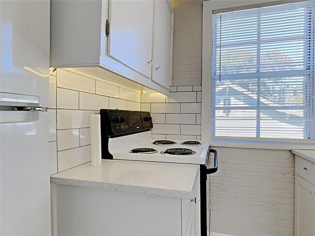 Building Photo - 2305 W Texas Ave