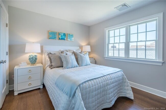 Building Photo - 201 Main St