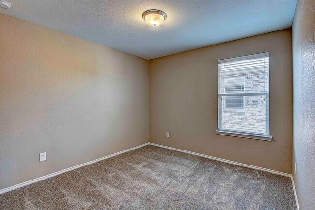 Building Photo - 1224 Half Hitch Trl