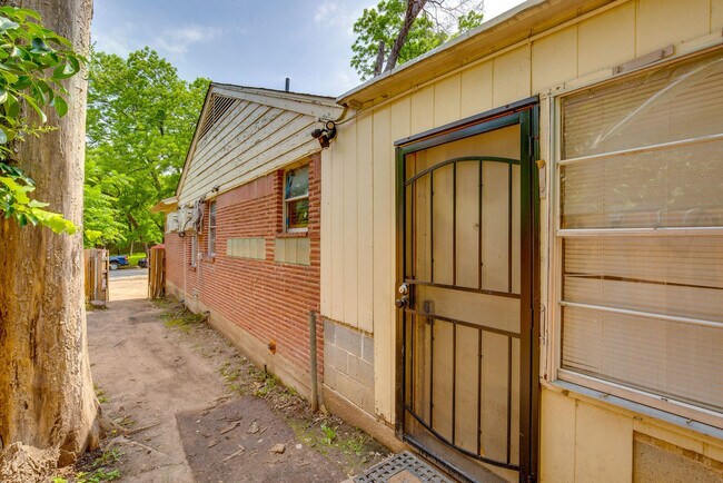 Building Photo - 7244 Piedmont Dr