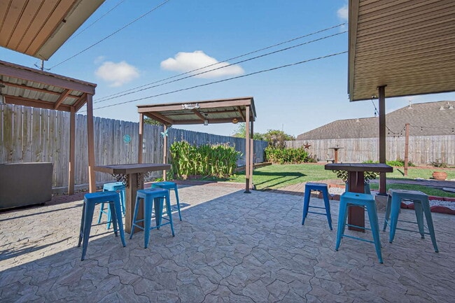 Building Photo - One of a kind home in Katy with large backyard and outdoor Oasis. With nearly 2300 sqft there's p...