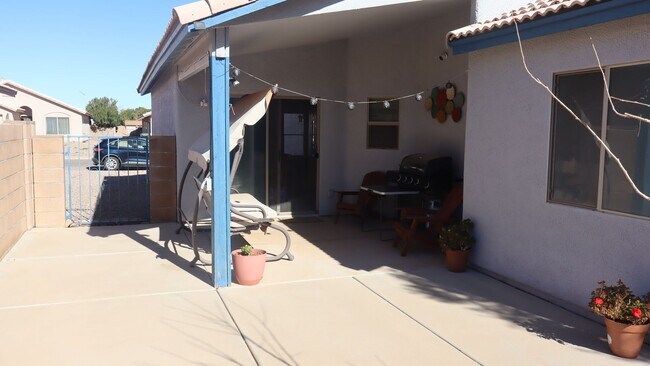 Building Photo - Furnished 3 Bedroom home