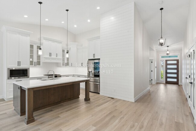 Building Photo - Stunning 3 BD, 2 BA Salem Home with Elegant Finishes!