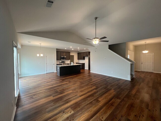 Building Photo - 5 bedroom, 3 bath home in Savannah, near I-16