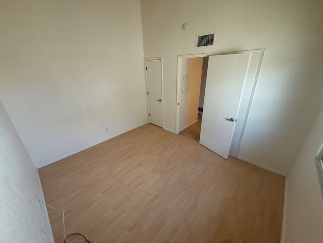 Building Photo - 2510 E Eastland St