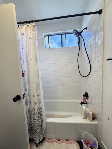 Building Photo - 132 W Alamar Ave