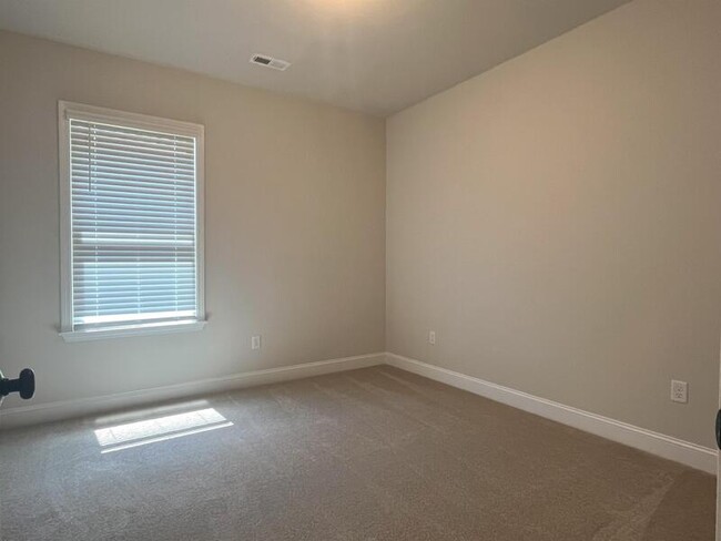 Building Photo - 146 Midpark Dr