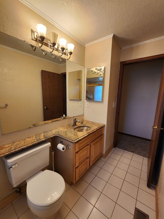 Building Photo - Beautiful 4 Bedroom Home on Cul Du Sac Wit...