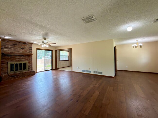 Building Photo - Gorgeous Brick Home for Rent! - 3 Bedroom, 2 Bath, 2 Car garage - 1,797 sf