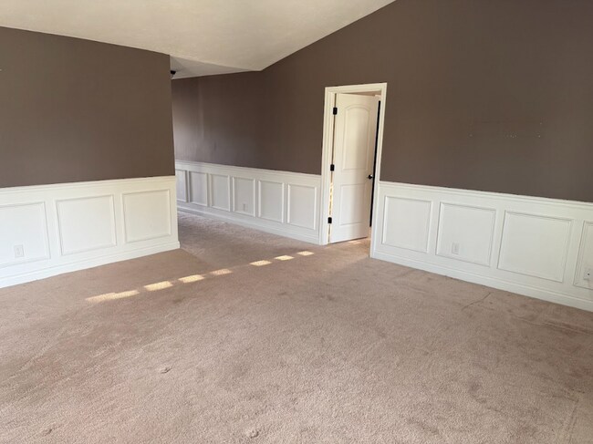 Building Photo - 6750 Woodcrest Dr