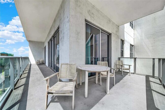 Building Photo - 4010 S Ocean Dr