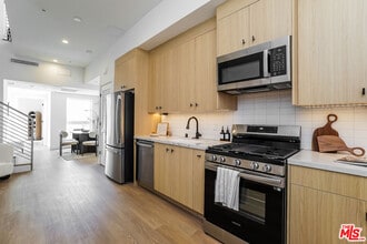 Building Photo - 611 N Virgil Ave