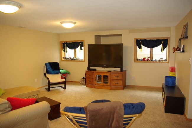 Building Photo - 6bed/4bath oversized 2 car garage fenced in back yard Cheyenne Mountain School District