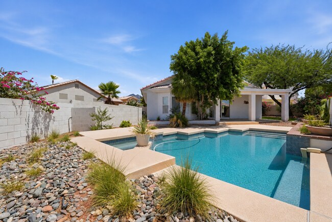 Building Photo - 4 Bed 2 Bath House with a pool!