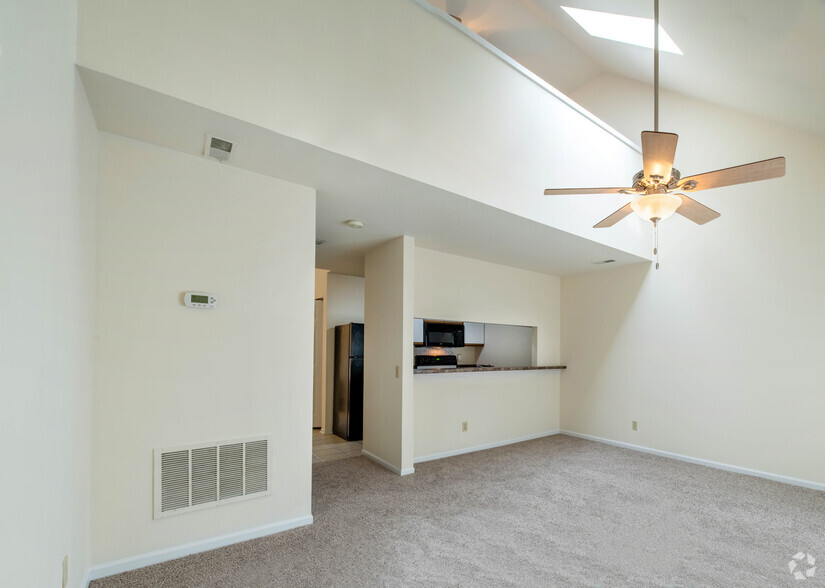 1BR, 1BA - 700SF - Muirfield Apartments