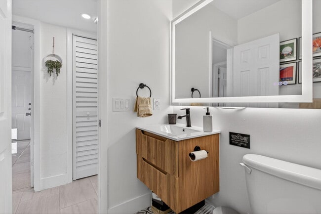 Building Photo - 1501 NE 7th Ave