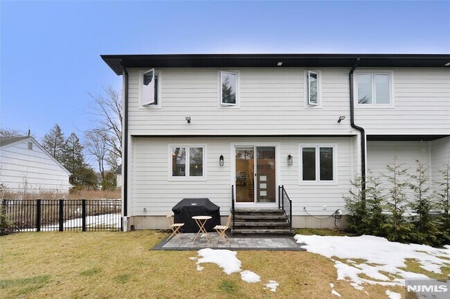 Building Photo - 65 Franklin St