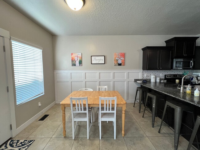 Building Photo - 1612 Venetian Way