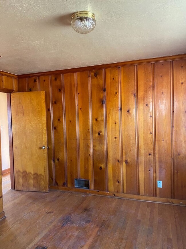 Building Photo - 3 Bedroom, 1 Bath Ranch In Roanoke County