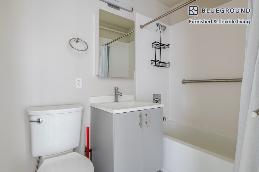 Building Photo - 812 Memorial Dr