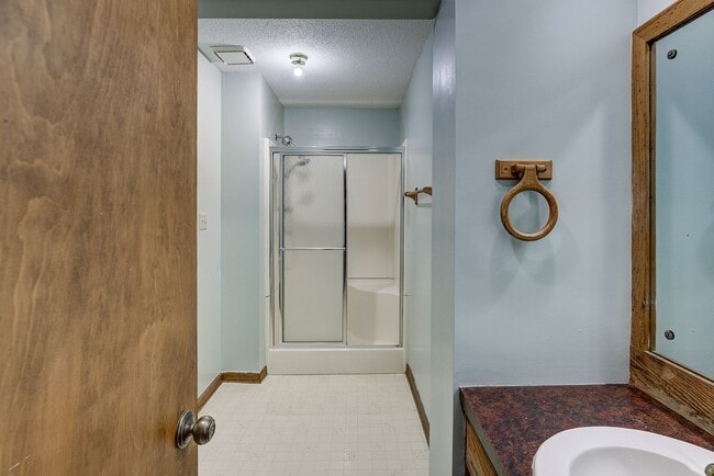 Building Photo - Large home in a beautiful setting close to all JC amenities