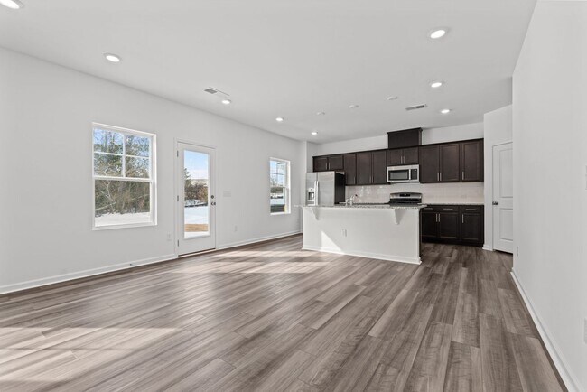 Building Photo - 4 Bedroom/3 Bath Sanford