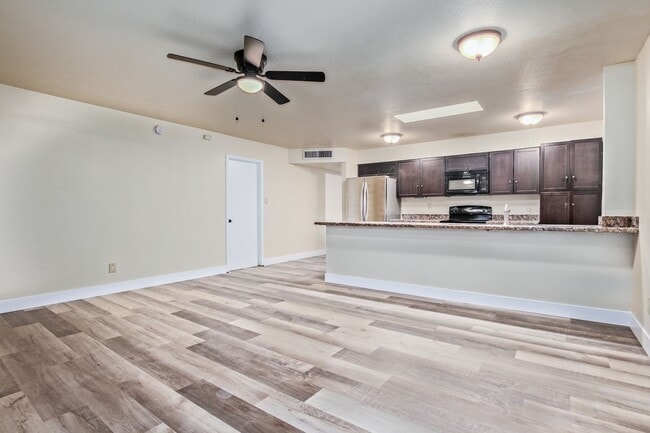 Building Photo - 4 Bedroom 2 Bathroom with Arizona Room in Tempe