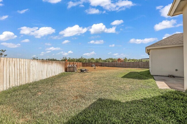 Building Photo - SPACIOUS 3 BEDROOM HOME IN HIDALGO!