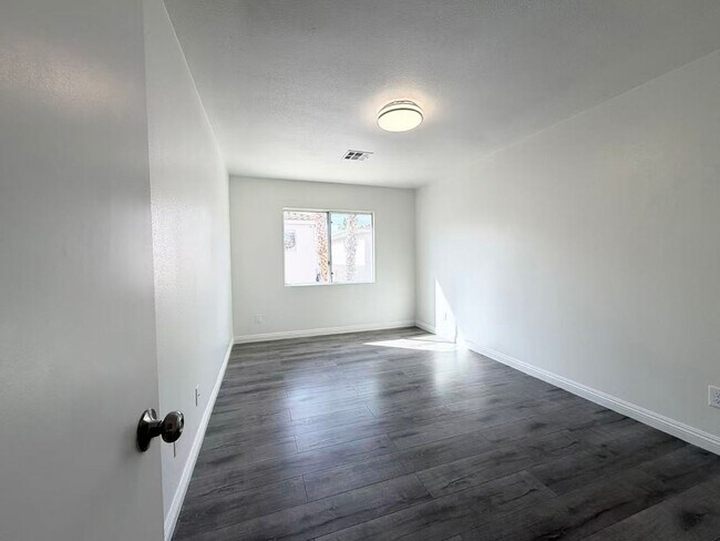 Building Photo - Beautifully renovated and move-in ready home located in the heart of Green Valley