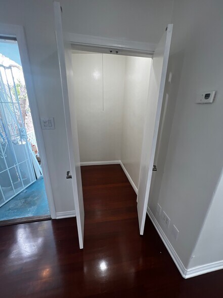 Building Photo - 323 S Francisca Ave