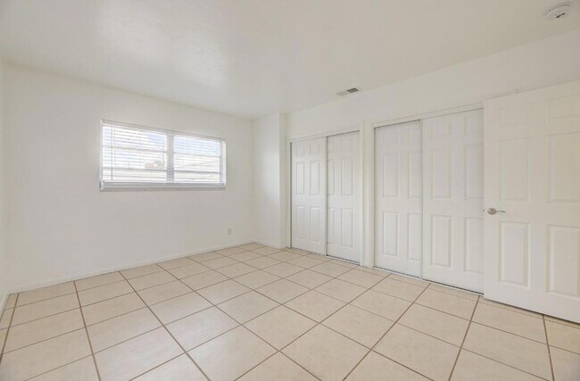 Building Photo - 1033 NW 30th Ct