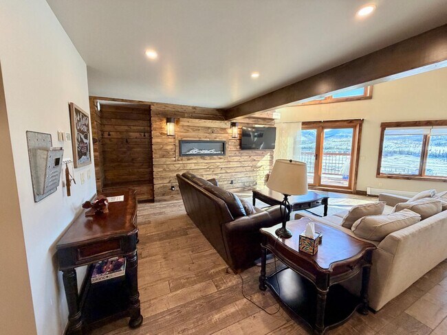 Building Photo - 628 Cranmer Ave