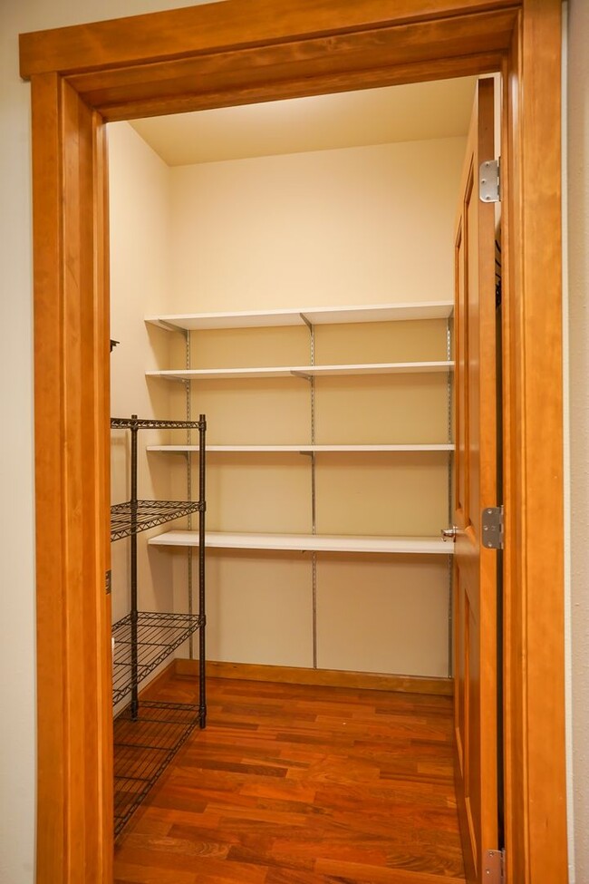 Building Photo - Executive Townhome - Walking distance to C...