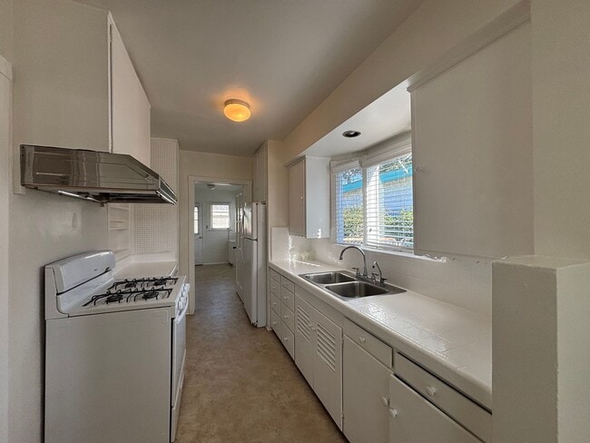 Building Photo - Beautiful 4 Bedroom 2.5 Bathroom SFR