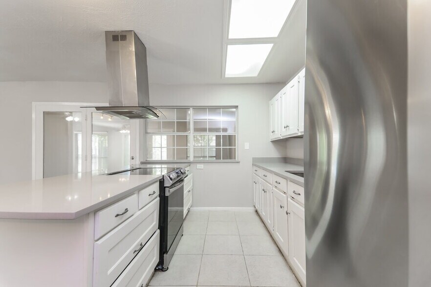 Building Photo - 8806 Linda Vista Dr