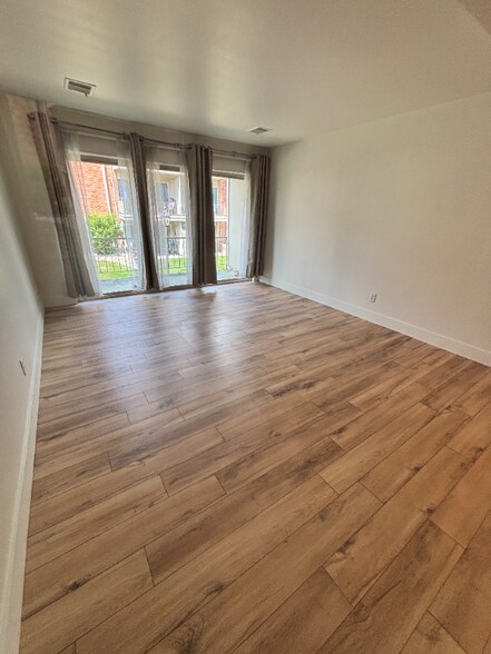 Building Photo - 734 W Kilgore Rd