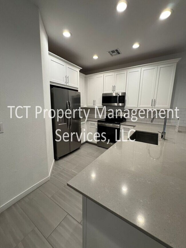 Building Photo - Beautiful 3 Bedroom Townhome in Eastmark Community!