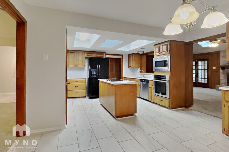 Building Photo - 15710 Fern Ridge St