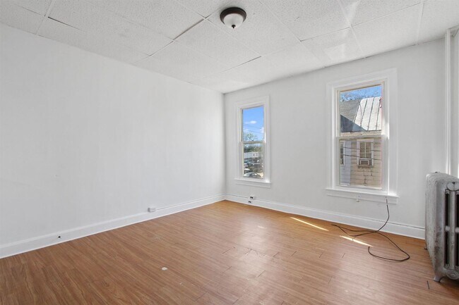 Building Photo - Spacious 5 Bedroom, 1 Bath Home!