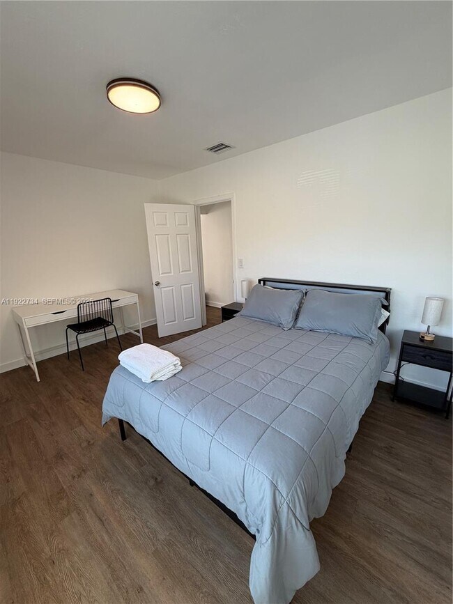 Building Photo - 1215 NE 109th St