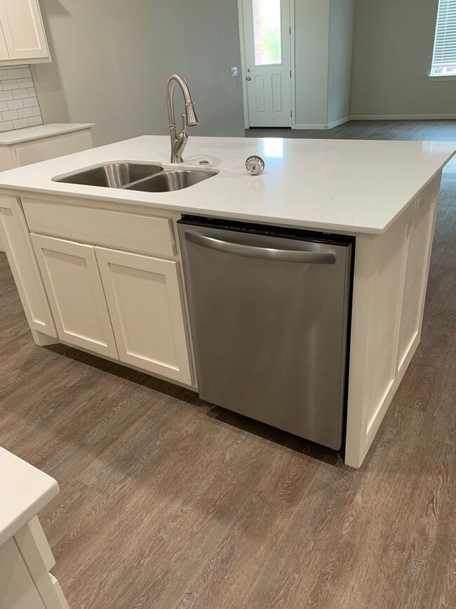 Building Photo - 3 bedroom, 2.5 bathroom, 2 car garage Gated Neighborhood