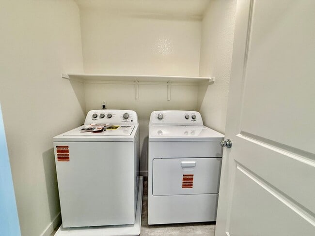 Building Photo - HALP off first months rent!!!!!