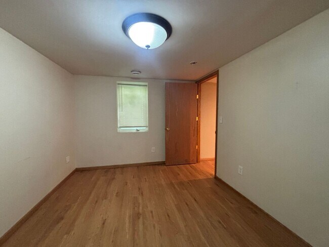 Building Photo - Awesome 3 BR/1 BA End-Unit Townhome in Minneapolis!