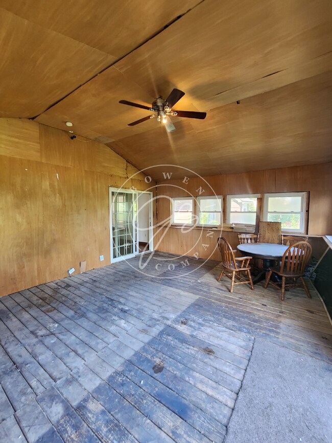 Building Photo - 3 bed 1 bath with bonus rooms!