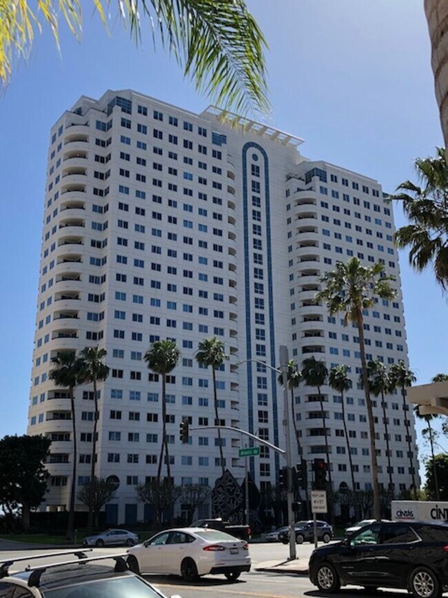 Building Photo - Large 1 bedroom 1 bath in Luxury High Rise...