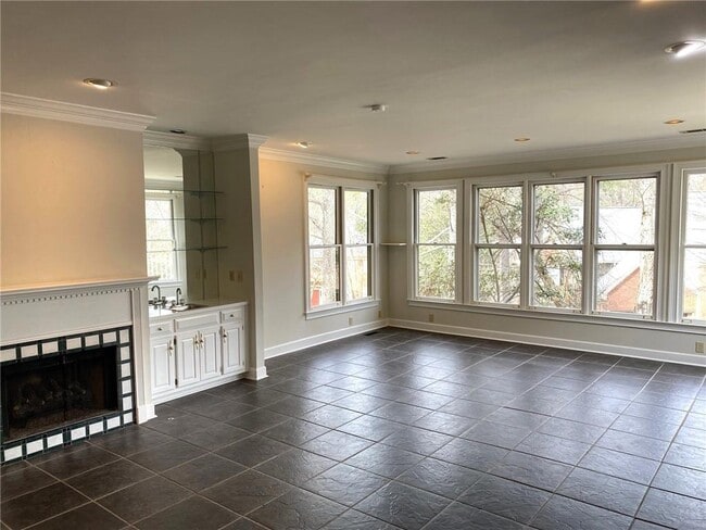 Building Photo - 7155 Roswell Rd