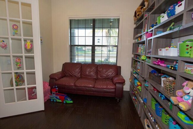 Building Photo - Beautiful 4 Bedroom/4 Bath in Belle Isle w...