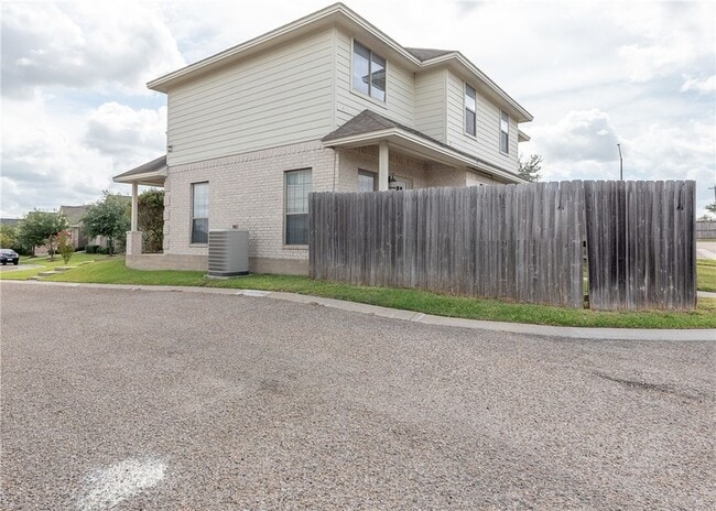 Building Photo - 3858 Oldenburg Ln